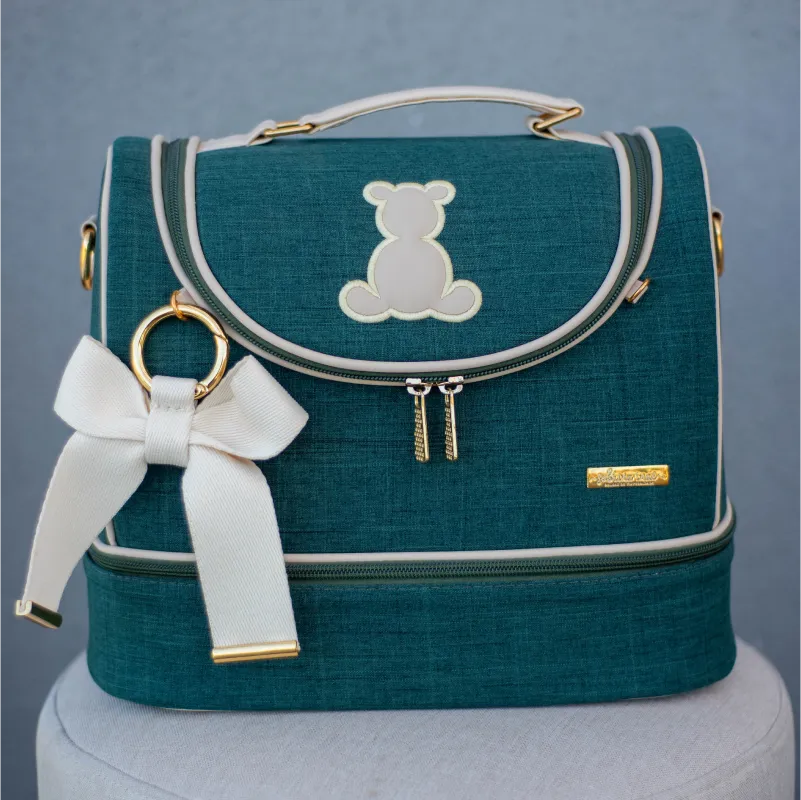 Frasqueira Baú - Linho Verde Musgo com Detalhes em Couro Bege Claro e Aplicação de Ursinho